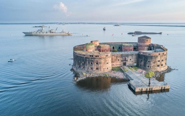 Увлекательное путешествие в сердце Кронштадской крепости на теплоходе